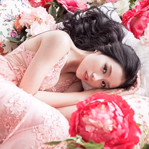 Dù là ảnh đời thường hay ảnh nghệ thuật, Thu Hằng vẫn giữ được nét trẻ trung và đáng yêu của mình.