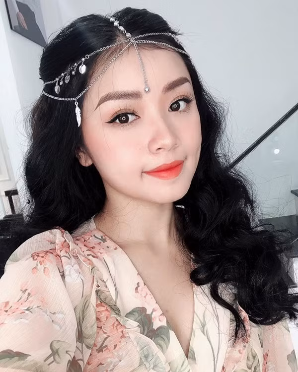 Trong đoạn clip, cô gái tay rửa bát, miệng cất giọng hát ca khúc “Giận mà thương” khiến người nghe "tan chảy" ngay lập tức.