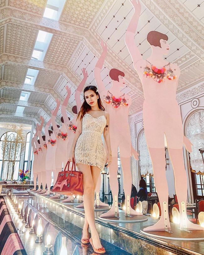 Vóc dáng của Uyên cũng ấn tượng như chính cuộc sống xa hoa ngút trời mà cô đang tận hưởng.