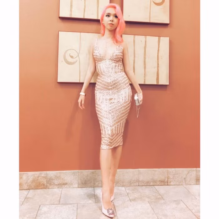 Phương Uyên sinh năm 1994, sở hữu chiều cao ấn tượng 1m71 với số đo 3 vòng là 85-58-92. Sở thích của cô là sưu tập đồ hiệu, thời trang và du lịch. Cô từng học cấp 3 và học chuyên ngành Marketing tại Mỹ.