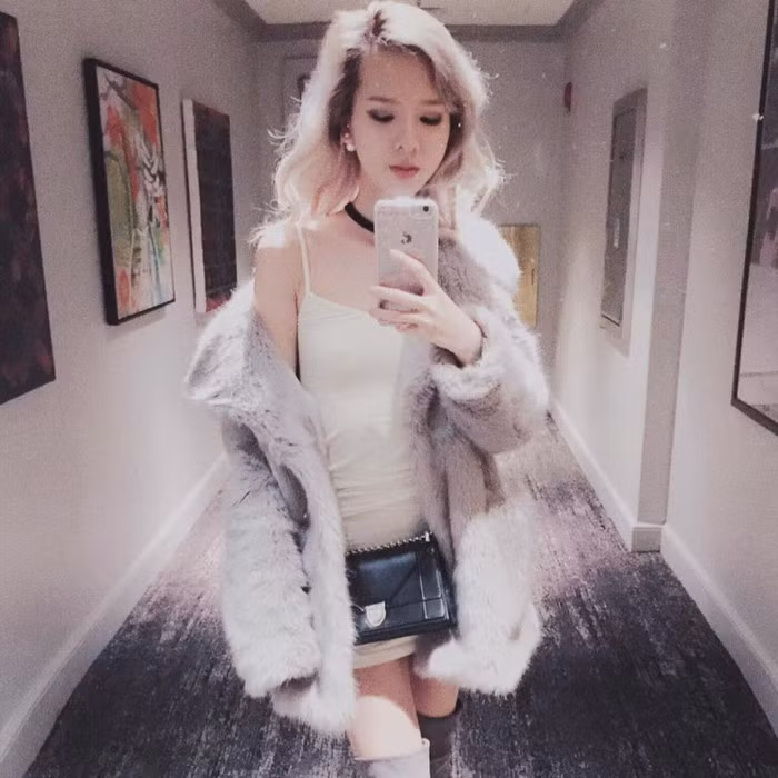 Phương Uyên còn học thêm Tài chính - Lập trình máy tính. Ra trường, cô dành 1 năm để làm marketing ở kinh đô điện ảnh Hollywood.