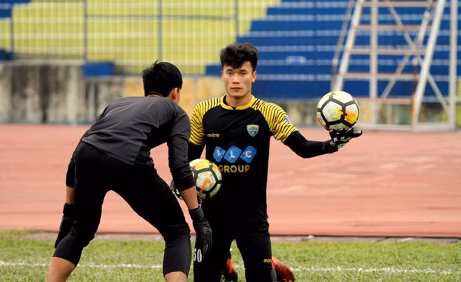 Thủ môn Bùi Tiến Dũng được hứa sẽ ra sân chính thức trong trận đấu tại AFC Cup 2018 cùng CLB FLC Thanh Hóa.