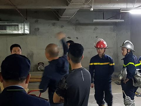 Cảnh sát PCCC đang kiểm tra các vết dầu chảy để có biện pháp khắc phục tránh cháy nổ xảy ra.