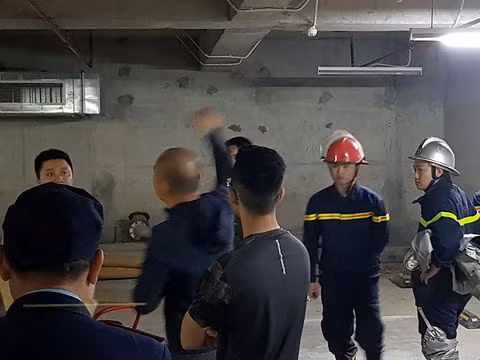 Cảnh sát PCCC đang kiểm tra các vết dầu chảy để có biện pháp khắc phục tránh cháy nổ xảy ra.