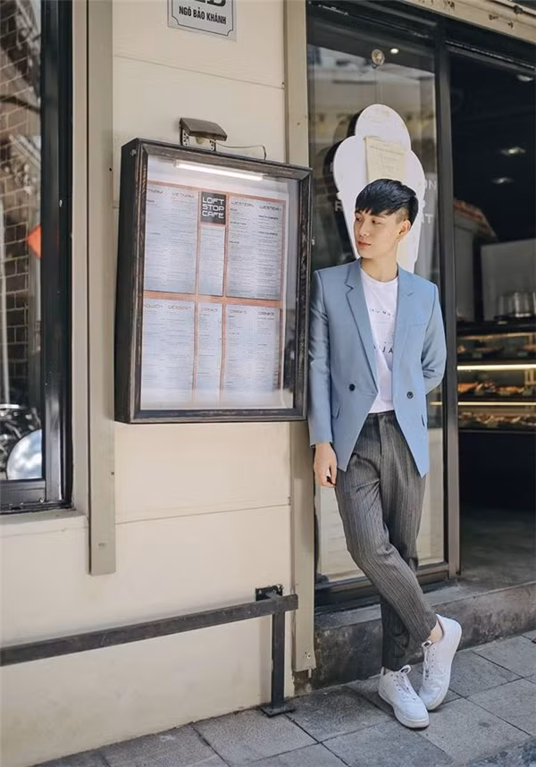 Vốn nổi lên nhờ khuôn mặt baby, lãng tử, đậm chất Hàn Quốc, Đình Quang được nhiều người biết đến qua những tấm ảnh trên trang cá nhân chứ không do bất kì sự tình cờ đặc biệt nào.