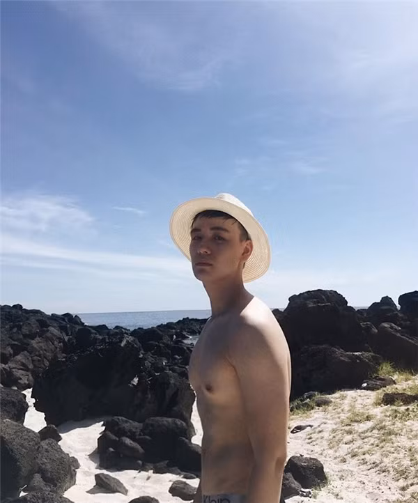 Cái nháy mắt dễ thương hay nụ cười rực rỡ chính là chính là thương hiệu của Đình Quang khiến không ít cô nàng phải ngả nghiêng xin chết.