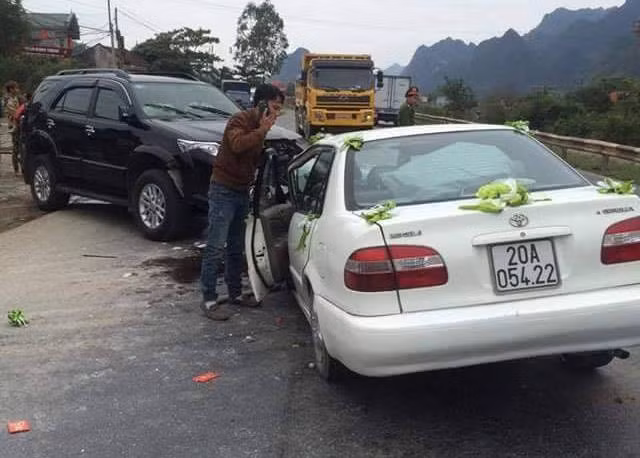 "Cô dâu, chú rể sau đó lên xe người nhà và tiếp tục lễ rước dâu. Xe xuất phát sớm nên đến nhà trai không bị muộn. Tài xế sau khi kéo được xe lên tiếp tục di chuyển về nhà chú rể như bình thường", người trong đoàn rước dâu tiết lộ thêm