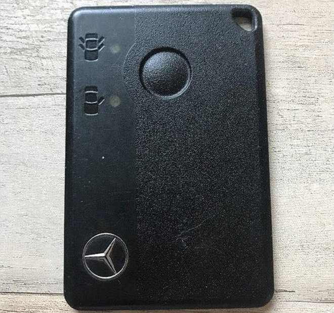 Từ cuối những năm 90 của thế kỷ trước, Mercedes-Benz đã tính tới chìa khóa điều khiển từ xa thay cho chìa khóa vật lý. Tuy thiết kế không nổi bật nhưng chìa khóa thông minh của Mercedes là một phần của lịch sử ngành xe hơi.