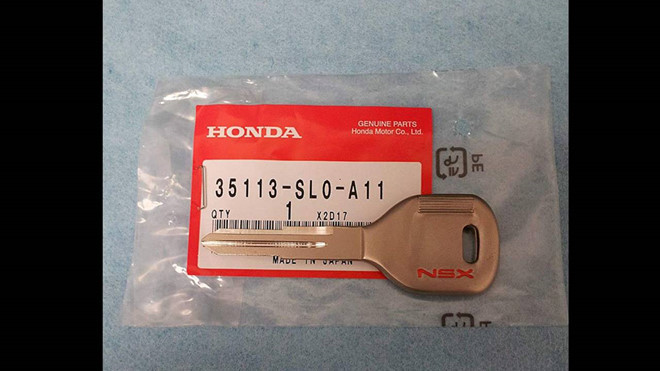 Từng có thông tin những chiếc Acura và Honda NSX đời đầu (1990) dùng chìa titanium rất đắt đỏ và không thể cắt bằng phương pháp thông thường. Thực tế, chìa khóa làm từ hợp kim đồng-nickel có tên Monel sử dụng cho các mẫu xe NSX tới năm 1996.