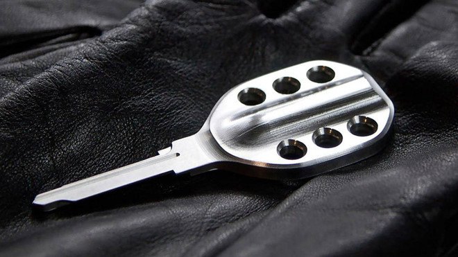 Là sản phẩm của Formawerx, dạng chìa độ của Porsche 911 được làm bằng thép không gỉ 303. Chìa khóa có sáu lỗ tròn mô phỏng động cơ sáu xi lanh của xe. Giá tiêu chuẩn là 250 USD, nhưng cũng có chìa khóa giá lên tới 3.000 USD.