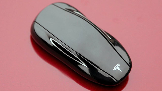 Chìa khóa mẫu xe điện Tesla Model S như một vật trang trí đẹp mắt. Các chức năng của nó không quá nổi trội, chủ yếu có giá trị lớn về mặt sưu tầm.