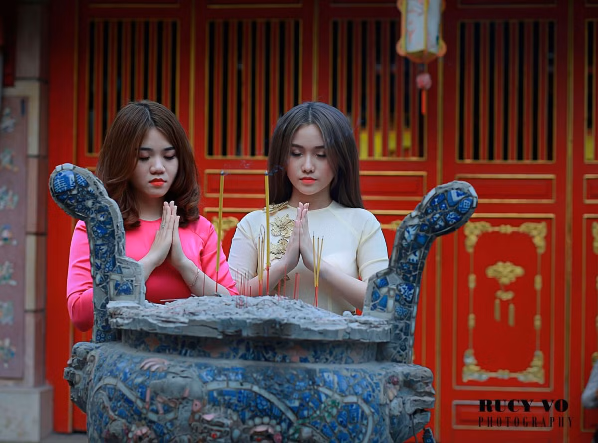 Cùng ngắm những bức hình cực đẹp tại địa điểm chụp ảnh áo dài Tết được nhiều bạn trẻ Sài Gòn lựa chọn - Lăng Ông Chiểu. Ảnh: Rucy Vo