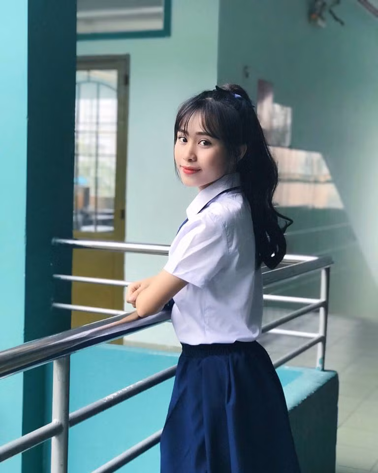 Lần đầu đứng trong vai trò người mẫu ảnh, Phương Dung nói rằng cô sợ ống kính và phải mất thời gian dài, cô bạn mới dần lấy lại được sự tự tin, linh hoạt của mình.