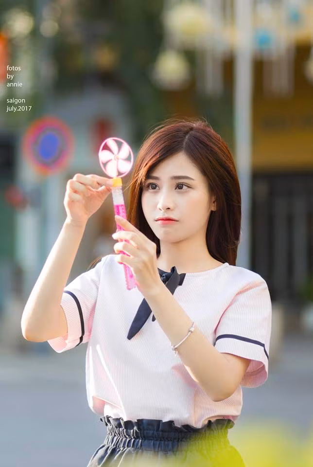 Sở hữu thân hình thon thả cùng gương mặt ưa nhìn với những đường nét quyến rũ. Cũng chính nhờ nhan sắc dù không thời thượng nhưng cực dễ thương của mình mà Phương Dung là một trong những tên tuổi ăn khách và được các nhãn hàng yêu thích, lựa chọn.