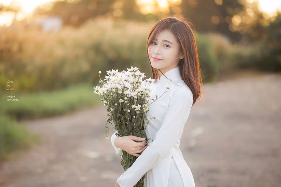 Công việc người mẫu mang lại cho Phương Dung nhiều thuận lợi, nhưng cũng không ít lần mang đến những rắc rối cho cô bạn. Việc phải tiếp xúc với quá nhiều người đôi khi sẽ không tránh khỏi việc gặp phải những lời dụ dỗ không tốt và phải rất cố gắng để rũ bỏ những thứ đó.