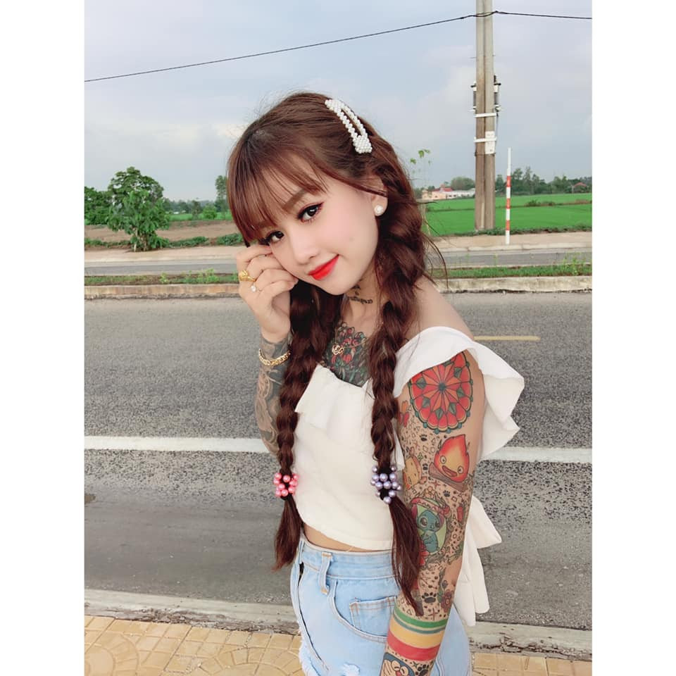Theo chia sẻ của Thiên Hương, cô bạn 9X này bắt đầu xăm hình xăm đầu tiên vào năm 18 tuổi. Chỉ một năm sau, thiếu nữ miền Tây đã sở hữu gần 30 hình xăm nổi bần bật trên làn da trắng sứ.