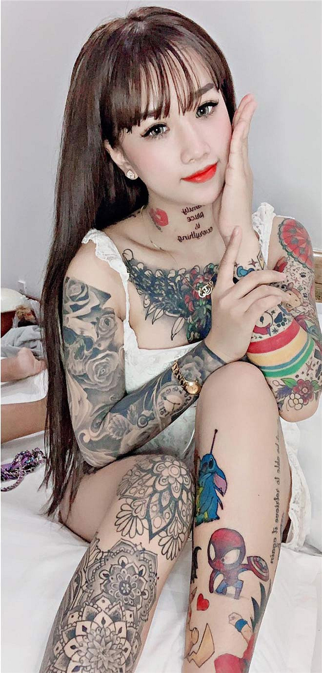 Ấn tượng đầu tiên của những người tiếp xúc với thiếu nữ 19 tuổi An Giang này đó là những hình xăm chi chít trên người.