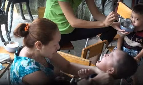 Be gai 4 tuoi bi co giao nhot den 8 gio toi-Hinh-2