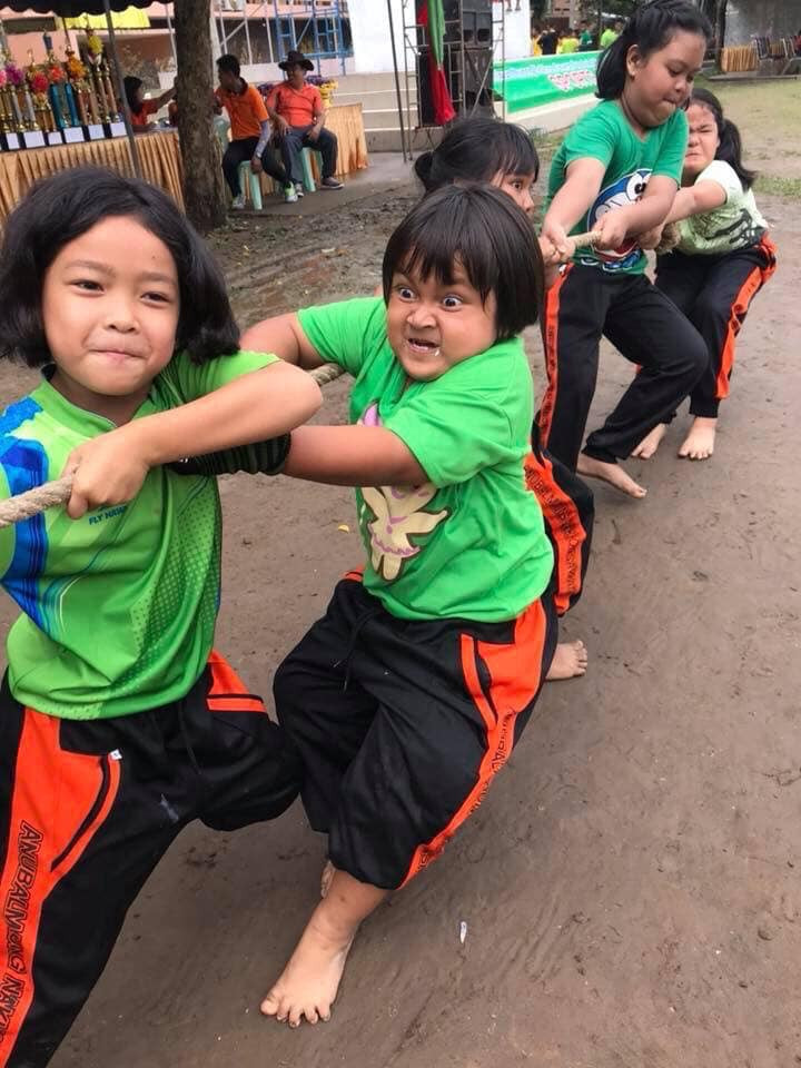 Mới đây trên MXH, dân mạng đã truyền tay nhau bức ảnh thi kéo co dưới đây của 1 bé gái tiểu học người Thái Lan chính là minh chứng rõ rệt nhất cho điều ấy.