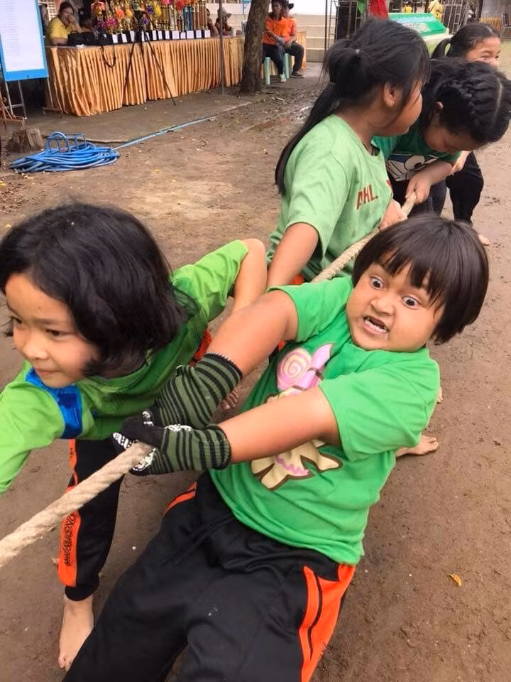 Theo tìm hiểu của dân mạng, cô bé chơi kéo co với biểu cảm bá đạo trên là Premruedee Poltree, 7 tuổi hiện tại đang theo học tại một trường tiểu học tại vùng Đông Bắc của Thái Lan.