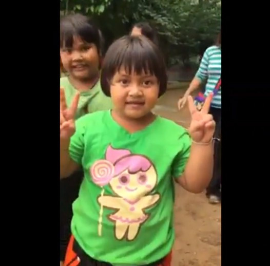 Giữa hàng loạt loạt biểu cảm vui vẻ của các bạn, một mình Poltree phồng má, trợn mắt, nghiến răng trông đến là hài hước và đáng yêu. Cô bé dường như đã dồn hết toàn bộ sức lực cho cuộc chơi này