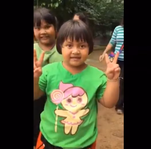 Giữa hàng loạt loạt biểu cảm vui vẻ của các bạn, một mình Poltree phồng má, trợn mắt, nghiến răng trông đến là hài hước và đáng yêu. Cô bé dường như đã dồn hết toàn bộ sức lực cho cuộc chơi này