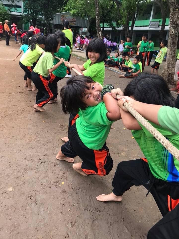 Nếu theo dõi cô bé này, nhiều người nhận ra rằng cô chính là nhân vật gây cười khi bị chụp lại những biểu cảm hài hước khi thi kéo co tại trường học cách đây chưa lâu. Hình ảnh và video ghi lại khoảnh khắc ấy đã nhận được hơn 134.000 lượt share trên Facebook và 88.000 lượt retweet trên Twitter.