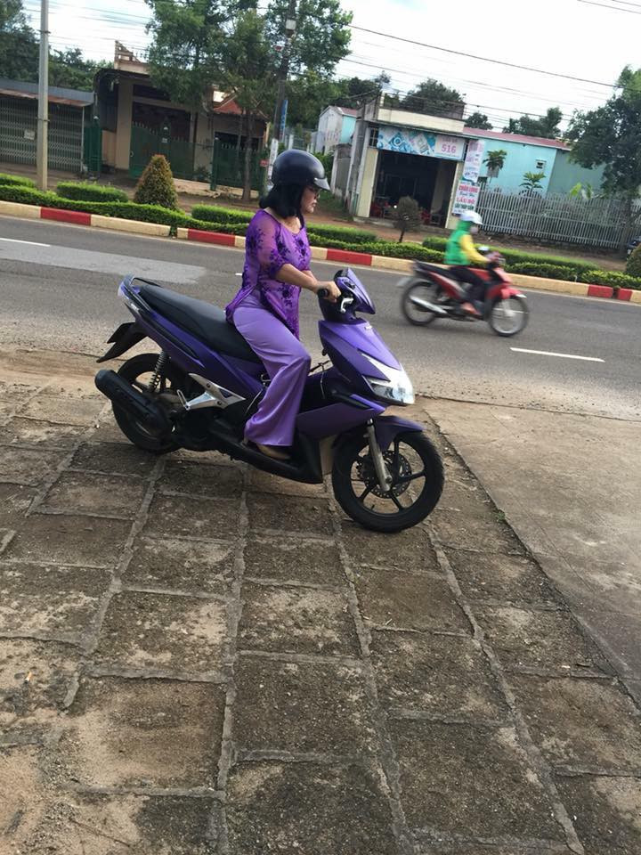 Sau khi bức ảnh thời trang ra đường "ton sur ton" được đăng lên mạng xã hội đã thu hút sự chú ý của nhiều dân mạng nhất là các bạn trẻ. Đa phần mọi người đều cảm thấy thích thú và buồn cười, ngay phía dưới phần bình luận bài viết này rất nhiều thành viên đã đăng những tấm hình cũng ''đồng bộ'' không kém.