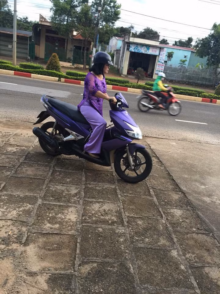 Sau khi bức ảnh thời trang ra đường "ton sur ton" được đăng lên mạng xã hội đã thu hút sự chú ý của nhiều dân mạng nhất là các bạn trẻ. Đa phần mọi người đều cảm thấy thích thú và buồn cười, ngay phía dưới phần bình luận bài viết này rất nhiều thành viên đã đăng những tấm hình cũng ''đồng bộ'' không kém.