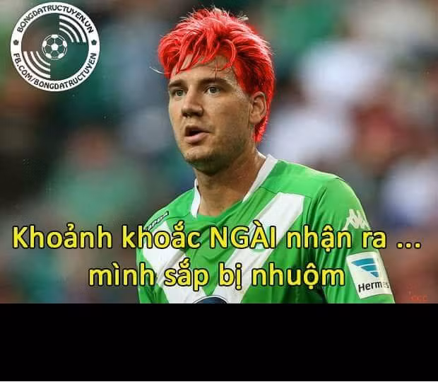 Tâm điểm của sự chú ý trong trận đấu giữa Man United và Wolfsburg không ai khác chính là "thánh" Bendtner, người được kì vọng sẽ dập tắt ước mơ của các CĐV Man United. Nhưng sau 90 phút thi đấu, chính "thánh" Bendtner lại bị nhuộm đỏ mái đầu. Chung cuộc CLB Wolfsburg thất bại với tỷ số 1-2 trước Man United.