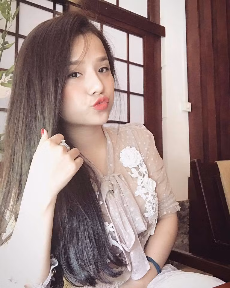 Sở hữu nụ cười tươi cùng những đường nét trên khuôn mặt ưa nhìn, Thương Võ nhận được rất nhiều lời mời chào đón của các nhiếp ảnh gia với vai trò người mẫu ảnh. Nhưng cô bạn 9X này muốn tập trung nhiều hơn cho sự nghiệp ca hát của mình.