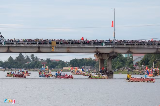 Trên cây cầu bắc qua sông Kiến Giang, người dân và du khách cũng đứng chật kín. Những tiếng hò reo cỗ vũ liên tục vang lên. Dưới dòng sông, các vận động viên cũng cống hiến cho khán giả màn rượt đuổi gay cấn.