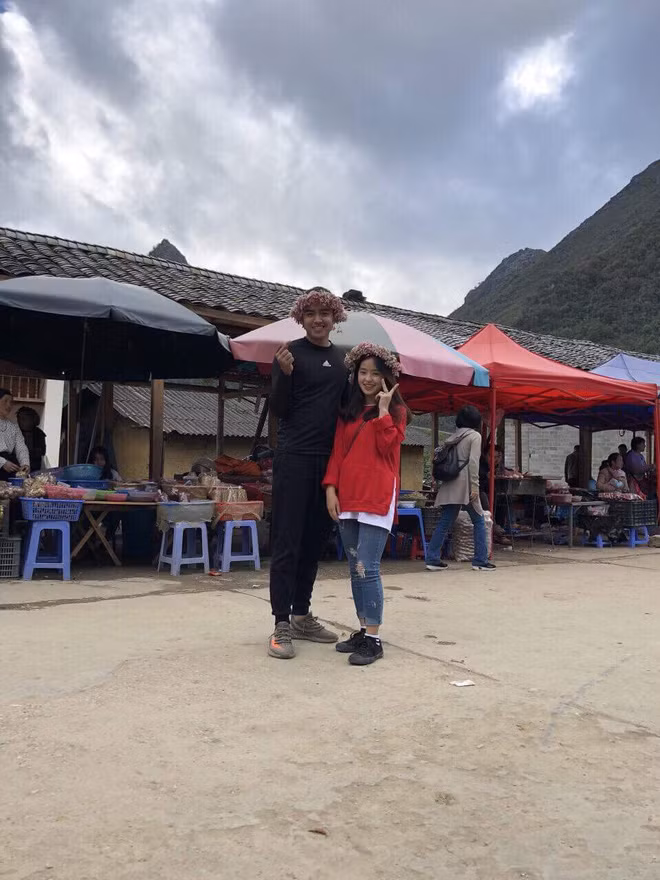 Vàng Thị Sinh vẫn chứng minh được độ "hot" của mình khi chỉ cần ngồi bán hàng tại nhà vẫn được các phượt thủ tìm đến mong có cơ hội chụp ảnh cùng.