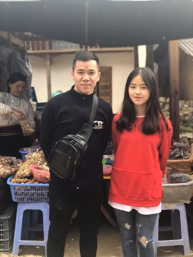 Nổi tiếng từ cách đây không lâu nhưng Vàng Thị Sinh đã trở nên vô cùng hot không chỉ trên MXH mà còn tại vùng đất Hà Giang khi rất nhiều phượt thủ đã tranh thủ dịp ghé qua rẻo cao Tây Bắc này chụp ảnh và sau đó đăng tải lên MXH.