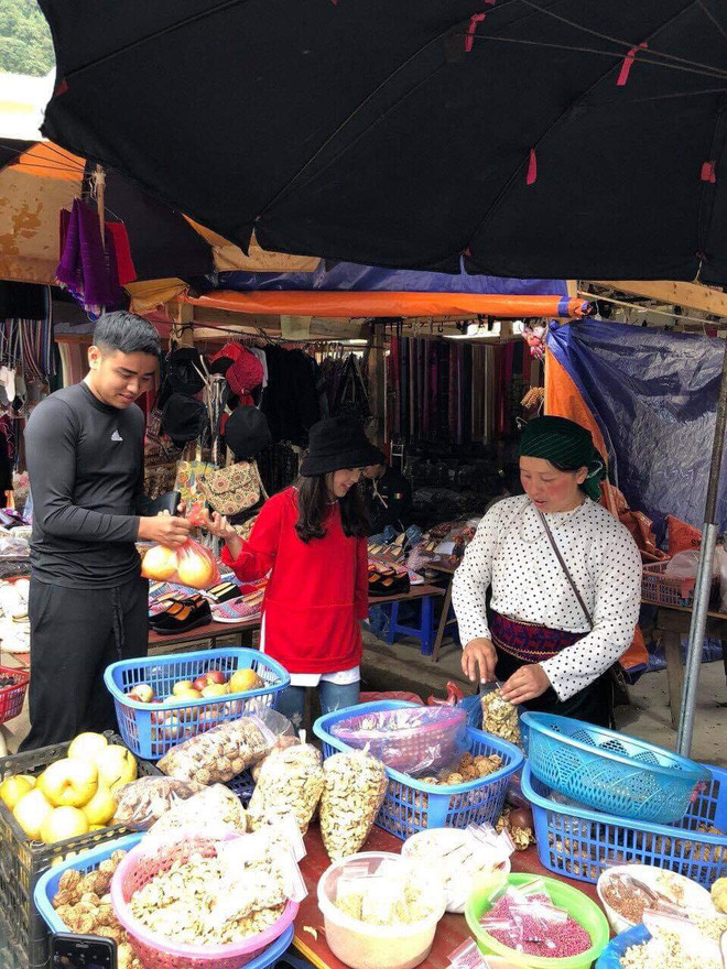 Nhà Sinh ở ngay gần cổng Dinh thự Vua Mèo (hay Dinh họ Vương), hàng ngay cô bạn này ra phụ giúp gia đình bán hàng cho khách du lịch.