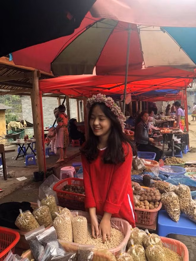 Mặc dù đang phụ giúp gia đình bán hàng, nhưng chỉ cần có người xin chụp ảnh cùng, nữ sinh Hà Giang vẫn vui vẻ tạo dáng và gây thiện cảm với mọi người.