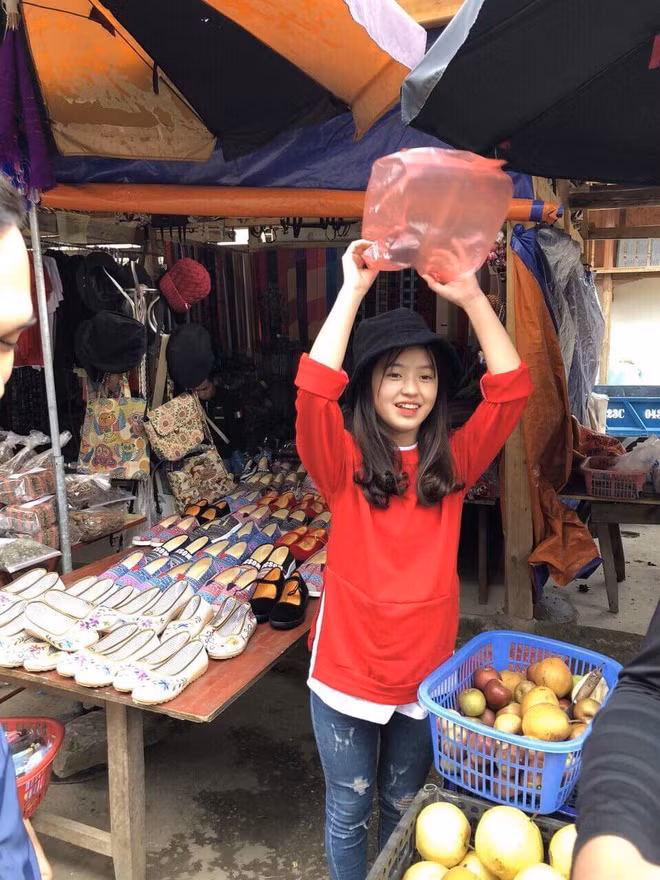 Vẻ đẹp trong sáng của cô bé H’Mông đã nhanh chóng lọt vào ống kính của nhiều du khách, khiến em bỗng chốc nổi tiếng trên mạng xã hội.
