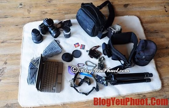 Thứ tư là công cụ công nghệ thông tin, mỗi chuyến đi, chúng ta nên luôn mang bên mình điện thoại, sạc pin, sạc dự phòng, máy ảnh, máy nghe nhạc. Nó vừa là một kênh thông tin hữu ích khi cần thêm thông tin ở các vùng miền, vừa là phương tiện kết nối các xe với nhau.