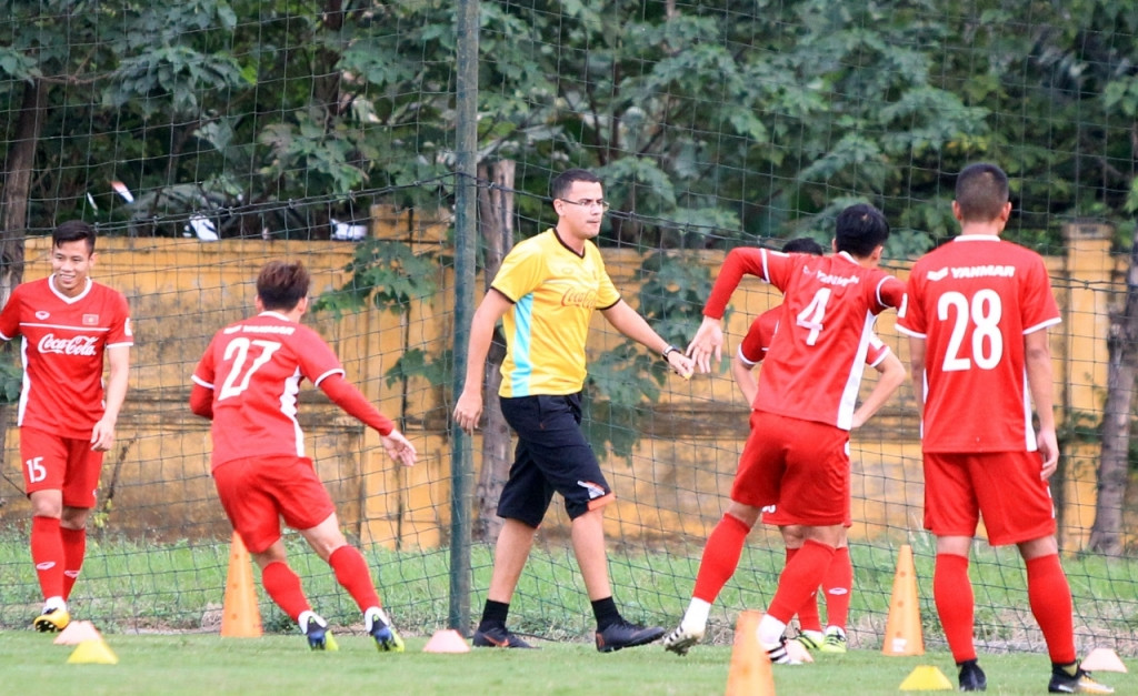 Buổi tập này, Fronseca giao tiếp khá tích cực với các cầu thủ đội tuyển Việt Nam.