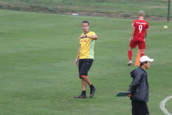 HLV thể lực mới của đội tuyển Việt Nam liên tục nhắc nhở các học trò chủ động chạy đón bóng, phối hợp với các đồng đội.