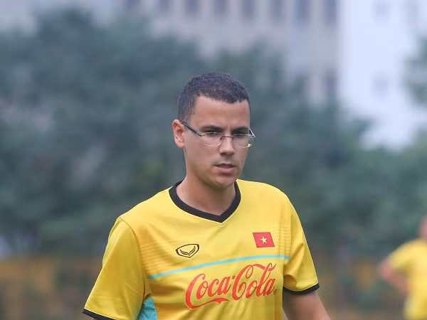 Ông Willander Fonseca sử dụng tiếng Anh để kết nối với các cầu thủ đội tuyển Việt Nam.