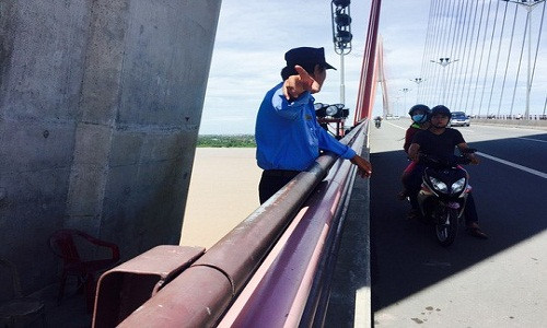 Bảo vệ cầu Cần Thơ nhiều lần ngăn cản người dân nhảy sông tự vẫn.