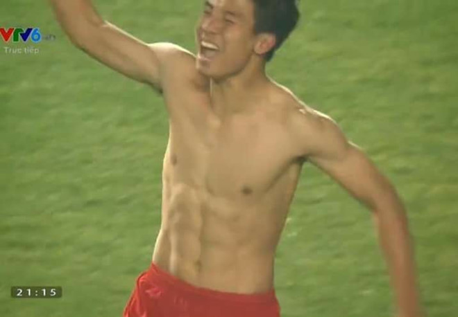 Tại giải U23 châu Á diễn ra ở Thường Châu (Trung Quốc) đầu năm nay, trung vệ Bùi Tiến Dũng bất ngờ "gây bão" với màn cởi áo khoe body 6 múi. Từ đó, "Dũng 4" cùng đồng đội nhận được sự quan tâm đông đảo từ người hâm mộ.