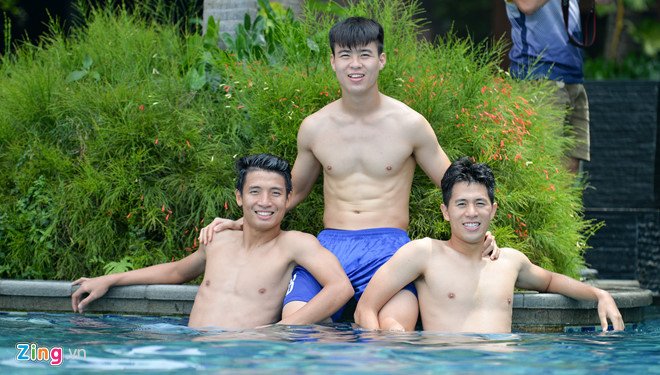 Bộ 3 trung vệ của U23 Việt Nam gồm Tiến Dũng, Duy Mạnh, Đình Trọng từng gây sốt khi khoe body 6 múi tại bể bơi.