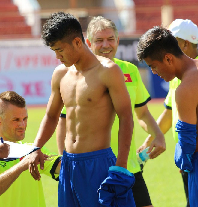 Hà Đức Chinh cũng là cái tên phải kể đến khi liệt kê có thân hình hot trong danh sách các cầu thủ đội tuyển Việt Nam dự AFF Cup lần này. Tiền đạo 21 tuổi luôn thể hiện sự vui tính, có phần "nhây" của mình với đồng đội và các fan.