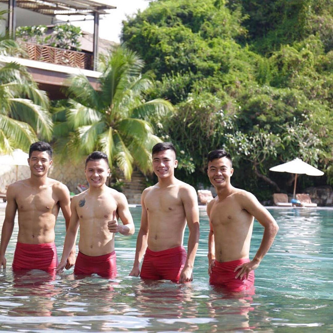 Quang Hải, Đức Chinh khoe body cực đẹp khi còn khoác áo U23 Việt Nam.
