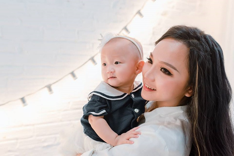 Ngoại hình của "hot girl rửa bát" ngày nào giờ có khá nhiều thay đổi, phong cách chín chắn, trưởng thành và ra dáng người phụ nữ của gia đình.