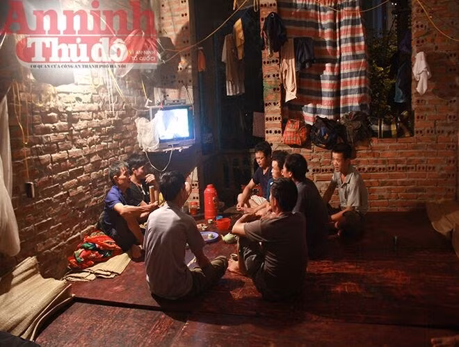 Một thú vui giản dị hằng ngày của công nhân trong biệt thự là xem tivi. Song điều kiện của họ đều rất khó khăn, vì cả biệt thự chỉ có chiếc tivi duy nhất