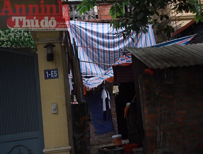 Những chiếc bạt đơn sơ, không còn nguyên vẹn được sử dụng để che mưa, che nắng