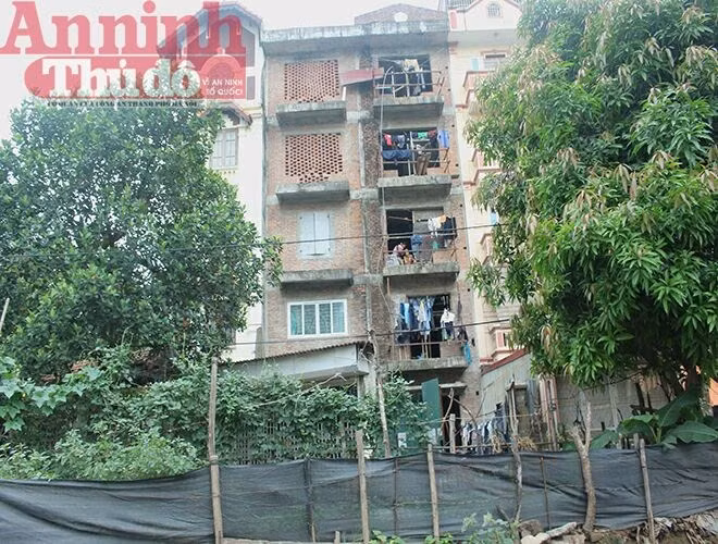 Những căn biệt thự công nhân cao 5 tầng, và mới được xây dựng phần thô. Công nhân được bố trí sinh hoạt ở cả 5 tầng, mỗi tầng có khoảng chục người